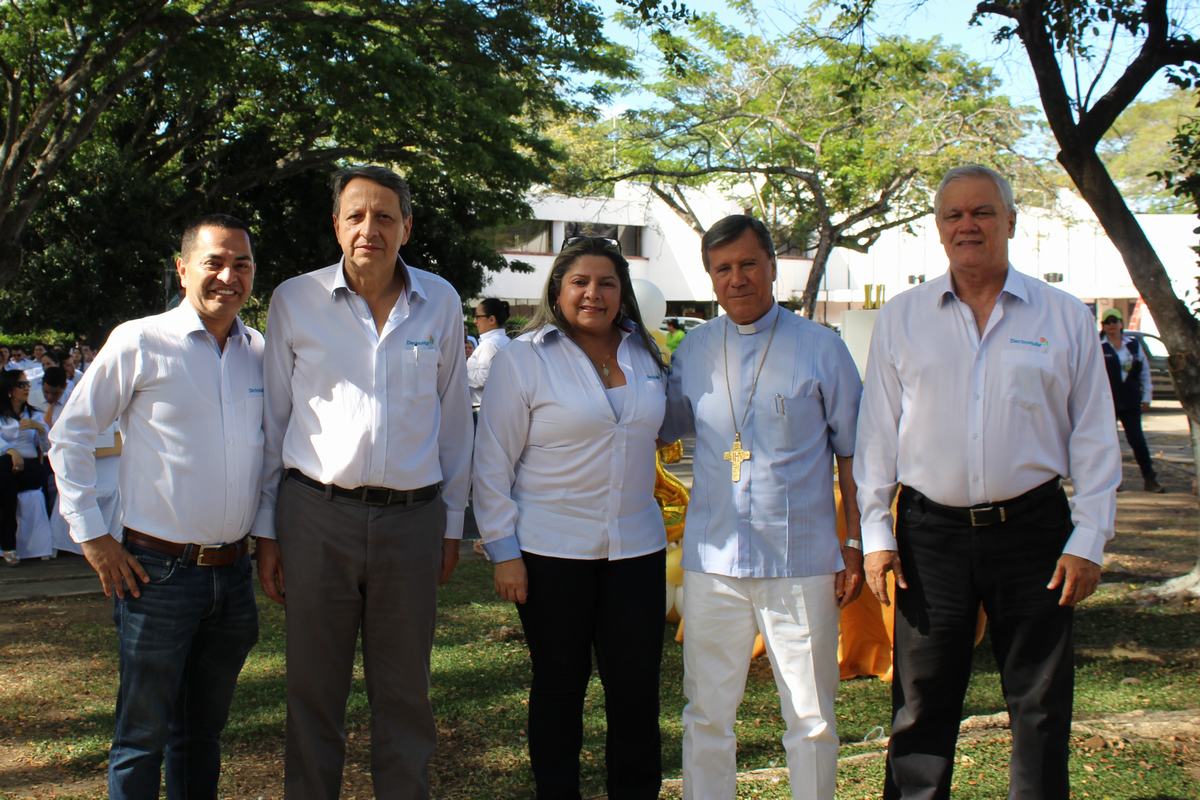 Vilvio Rojas, jefe PQR; Arnulfo Rojas, secretario general; Marta Medina, jefe División de Recursos Humanos; el obispo de Neiva, Froilán Casas; y el gerente general, Hernando Ruiz López.